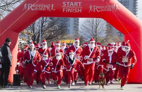 Bilder des Tages (171119) -- HAMILTON (CANADA), Nov. 19, 2017 -- People dressed in Santa suits participate in the 2017 Santa 5K Run in Hamilton, Ontario, Canada, on Nov. 19, 2017. More than 500 participants dressed up as Santa Claus took part in this annual event on Sunday. ) CANADA-HAMILTON-SANTA 5K RUN ZouxZheng 