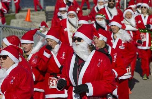 (171119) -- HAMILTON (CANADA), Nov. 19, 2017 -- People dressed in Santa suits participate in the 2017 Santa 5K Run in Hamilton, Ontario, Canada, on Nov. 19, 2017. More than 500 participants dressed up as Santa Claus took part in this annual event on Sunday. ) CANADA-HAMILTON-SANTA 5K RUN ZouxZheng 