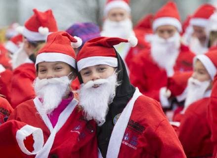 (171119) -- HAMILTON (CANADA), Nov. 19, 2017 -- Two children pose for photos in the 2017 Santa 5K Run in Hamilton, Ontario, Canada, on Nov. 19, 2017. More than 500 participants dressed up as Santa Claus took part in this annual event on Sunday. ) CANADA-HAMILTON-SANTA 5K RUN ZouxZheng 