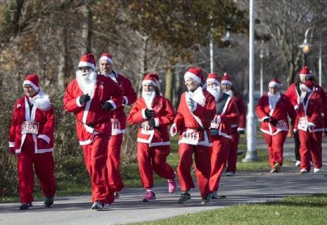 (171119) -- HAMILTON (CANADA), Nov. 19, 2017 -- People dressed in Santa suits participate in the 2017 Santa 5K Run in Hamilton, Ontario, Canada, on Nov. 19, 2017. More than 500 participants dressed up as Santa Claus took part in this annual event on Sunday. ) CANADA-HAMILTON-SANTA 5K RUN ZouxZheng 