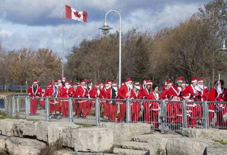 (171119) -- HAMILTON (CANADA), Nov. 19, 2017 -- People dressed in Santa suits participate in the 2017 Santa 5K Run in Hamilton, Ontario, Canada, on Nov. 19, 2017. More than 500 participants dressed up as Santa Claus took part in this annual event on Sunday. ) CANADA-HAMILTON-SANTA 5K RUN ZouxZheng 