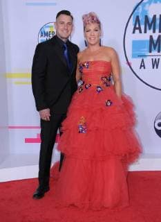 November 19, 2017 - Los Angeles, CA, U.S. - 19 November 2017 - Los Angeles, California - Carey Hart, Pink. 2017 American Music Awards held at Microsoft Theater in Los Angeles. Photo Credit: AdMedia Los Angeles U.S. - ZUMAa123 20171119_zaa_a123_051 Copyright: xBirdiexThompsonx