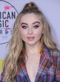 November 19, 2017 - Los Angeles, CA, U.S. - 19 November 2017 - Los Angeles, California - Sabrina Carpenter. 2017 American Music Awards held at Microsoft Theater in Los Angeles. Photo Credit: AdMedia Los Angeles U.S. - ZUMAa123 20171119_zaa_a123_153 Copyright: xBirdiexThompsonx