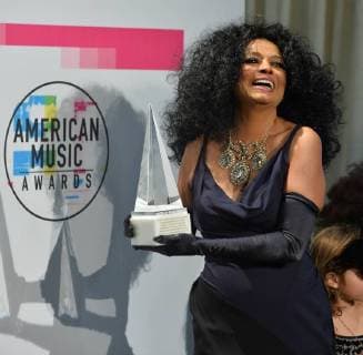Singer and actress Diana Ross appears backstage with her Lifetime Achievement Award during the annual American Music Awards at Microsoft Theater in Los Angeles on November 19, 2017.  LAP20171119106 JIMxRUYMEN