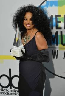 Bilder des Tages Singer and actress Diana Ross appears backstage with her Lifetime Achievement Award during the annual American Music Awards at Microsoft Theater in Los Angeles on November 19, 2017.  LAP20171119108 JIMxRUYMEN