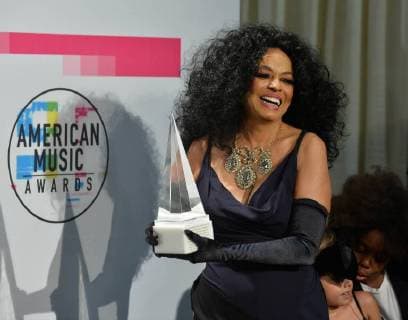 Singer and actress Diana Ross appears backstage with her Lifetime Achievement Award during the annual American Music Awards at Microsoft Theater in Los Angeles on November 19, 2017.  LAP20171119107 JIMxRUYMEN