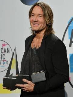 Keith Urban appears backstage as a triple winner for Favorite Country Album, Favorite Country Song, and Single of the Year at the annual American Music Awards held at Microsoft Theater in Los Angeles, on November 19, 2017.  LAP2017111986 JIMxRUYMEN