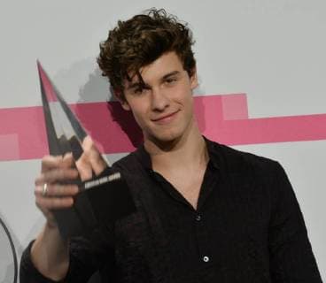 Shawn Mendes backstage for his win for Favorite Artist - Adult Contemporary at the annual American Music Awards held at Microsoft Theater in Los Angeles, on November 19, 2017.  LAP2017111992 JIMxRUYMEN
