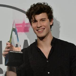 Shawn Mendes backstage for his win for Favorite Artist - Adult Contemporary at the annual American Music Awards held at Microsoft Theater in Los Angeles, on November 19, 2017.  LAP2017111993 JIMxRUYMEN