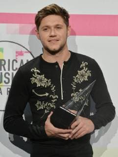 Niall Horan backstage for his win for New Artist of the Year at the annual American Music Awards held at Microsoft Theater in Los Angeles, on November 19, 2017.  LAP2017111997 JIMxRUYMEN