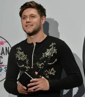 Niall Horan backstage for his win for New Artist of the Year at the annual American Music Awards held at Microsoft Theater in Los Angeles, on November 19, 2017.  LAP2017111998 JIMxRUYMEN