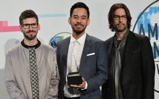 Brad Delson, Mike Shinoda and Rob Bourdon of Linkin Park backstage for their win for Favorite Artist - Alternative Rock at the annual American Music Awards held at Microsoft Theater in Los Angeles, on November 19, 2017.  LAP2017111999 JIMxRUYMEN