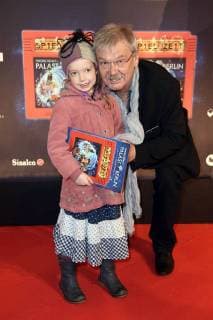 Wolfgang Winkler with Granddaughter LeAndra at the Premiere the Children show Game with the Time in Frederick city Palace Berlin 19 11 2017 Foto:xF.xKernx xFuturexImage