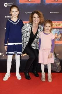 Heike Dumpling with the Children Marla and Olivia at the Premiere the Children show Game with the Time in Frederick city Palace Berlin 19 11 2017 Foto:xF.xKernx xFuturexImage