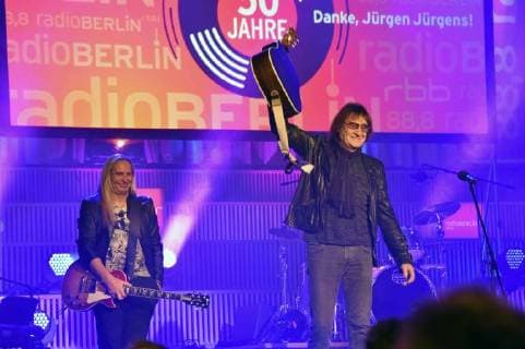 Uwe Becker hatred Silly and Dieter Birr Puhdys at the Gala 50 Years Hey Music Thank you Jürgen Juergens in grand Send hall in House the Broadcasting Berlin 19 11 2017 Foto:xN.xKubelkax xFuturexImage