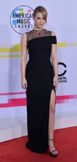 Actress Lili Reinhart arrives for the annual American Music Awards held at Microsoft Theater in Los Angeles, on November 19, 2017.  LAP20171119135 JIMxRUYMEN
