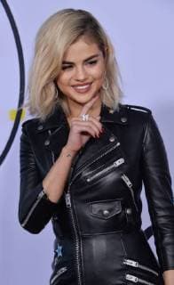 Singer and actress Selena Gomez arrives for the annual American Music Awards held at Microsoft Theater in Los Angeles, on November 19, 2017.  LAP20171119144 JIMxRUYMEN