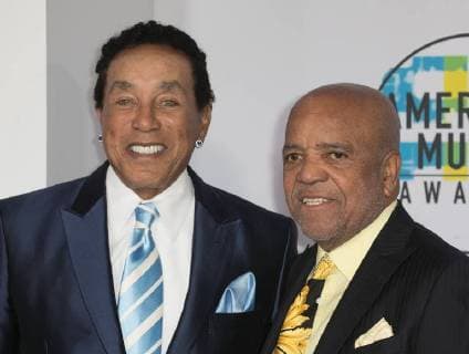 November 19, 2017 - Los Angeles, California, United States of America - Smokey Robinson and Berry Gordy on the Red Carpet of the 2017 American Music Awards held on Sunday, November 19, 2017 at the Microsoft Theatre in Los Angeles, California. JAVIER ROJAS PI Los Angeles United States of America - ZUMAp124 20171119_zaa_p124_155 Copyright: xJavierxRojas Pix