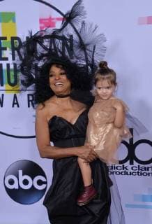 Singers and actress Diana Ross holds her granddaughter as she arrives for the annual American Music Awards held at Microsoft Theater in Los Angeles, on November 19, 2017.  LAP20171119168 JIMxRUYMEN