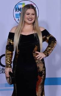 Singer Kelly Clarkson arrives for the annual American Music Awards held at Microsoft Theater in Los Angeles, on November 19, 2017.  LAP20171119169 JIMxRUYMEN