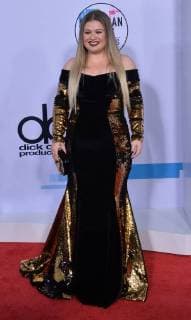 Singer Kelly Clarkson arrives for the annual American Music Awards held at Microsoft Theater in Los Angeles, on November 19, 2017.  LAP20171119170 JIMxRUYMEN