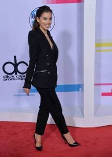 Actress Hailee Steinfeld arrives for the annual American Music Awards held at Microsoft Theater in Los Angeles, on November 19, 2017.  LAP20171119182 JIMxRUYMEN