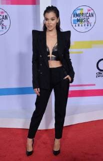 Actress Hailee Steinfeld arrives for the annual American Music Awards held at Microsoft Theater in Los Angeles, on November 19, 2017.  LAP20171119183 JIMxRUYMEN