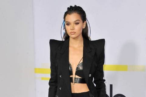 Hailee Steinfeld at the Arrival to the American Music Awards at 19 11 2017 in Los Angeles 2017 American Music Awards in Los Angeles
