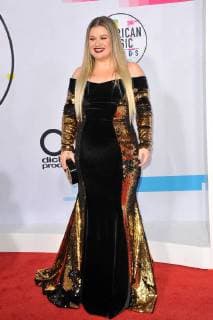 Kelly Clarkson at the Arrival to the American Music Awards at 19 11 2017 in Los Angeles 2017 American Music Awards in Los Angeles