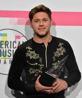 Niall Horan appear backstage after being named New Artist of the Year during the annual American Music Awards held at Microsoft Theater in Los Angeles, on November 19, 2017.  LAP20171119200 JIMxRUYMEN