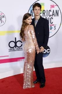 Ansel Elgort with Girlfriend Violetta at the award Ceremony the 44 American Music Awards in Microsoft Theatre Los Angeles 19 11 2017 Foto:xD.xBedrosianx xFuturexImage