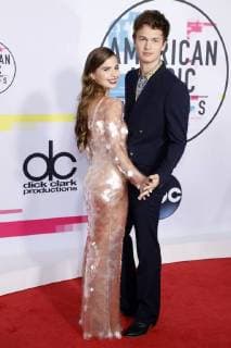 Ansel Elgort with Girlfriend Violetta at the award Ceremony the 44 American Music Awards in Microsoft Theatre Los Angeles 19 11 2017 Foto:xD.xBedrosianx xFuturexImage