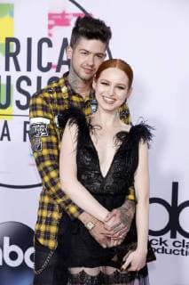 Travis Mills and Madelaine Petsch at the award Ceremony the 44 American Music Awards in Microsoft Theatre Los Angeles 19 11 2017 Foto:xD.xBedrosianx xFuturexImage