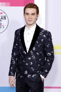 K J APA at the award Ceremony the 44 American Music Awards in Microsoft Theatre Los Angeles 19 11 2017 Foto:xD.xBedrosianx xFuturexImage
