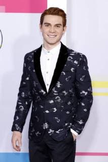 K J APA at the award Ceremony the 44 American Music Awards in Microsoft Theatre Los Angeles 19 11 2017 Foto:xD.xBedrosianx xFuturexImage