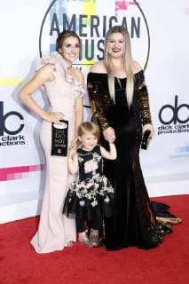 Kelly Clarkson with Daughters Savannah and River Rose at the award Ceremony the 44 American Music Awards in Microsoft Theatre Los Angeles 19 11 2017 Foto:xD.xBedrosianx xFuturexImage