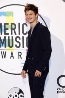 Ansel Elgort at the award Ceremony the 44 American Music Awards in Microsoft Theatre Los Angeles 19 11 2017 Foto:xD.xBedrosianx xFuturexImage