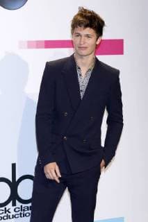 Ansel Elgort at the award Ceremony the 44 American Music Awards in Microsoft Theatre Los Angeles 19 11 2017 Foto:xD.xBedrosianx xFuturexImage