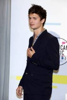 Ansel Elgort at the award Ceremony the 44 American Music Awards in Microsoft Theatre Los Angeles 19 11 2017 Foto:xD.xBedrosianx xFuturexImage