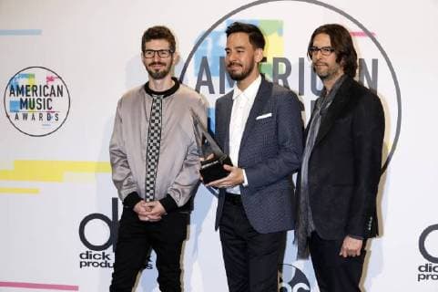 Brad Delson Mike Shinoda and Rob Bourdon Linkin Park at the award Ceremony the 44 American Music Awards in Microsoft Theatre Los Angeles 19 11 2017 Foto:xD.xBedrosianx xFuturexImage