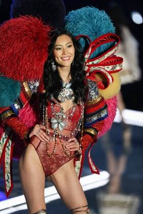 (171120) -- SHANGHAI, Nov. 20, 2017 -- Chinese model Liu Wen presents a creation during the 2017 Victoria s Secret Fashion Show in Shanghai, east China, Nov. 20, 2017. )(mcg) CHINA-SHANGHAI-VICTORIA S SECRET-FASHION SHOW (CN) DingxTing 