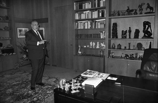 Deutschland, Bonn, 11.10.1989 Bundeskanzler Helmut Kohl in seinem Buero im Bundeskanzleramt Bundeskanzler Helmut Kohl *** Germany Bonn 11 10 1989 Federal Chancellor Helmut Kohl in his Office in Federal Chancellery Federal Chancellor Helmut Kohl