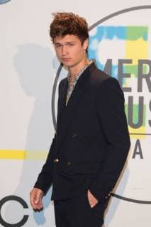 Ansel Elgort at the American Music Awards at 19 11 2017 in Los Angeles 2017 American Music Awards in Los Angeles Pressroom Preistraeger