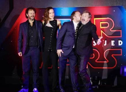 November 20, 2017 - EUM20171120ESP09.JPG.CIUDAD DE MEXICO.- Cinema Cine-Star Wars.- Los actores Mark Hamil, Daisy Ridley, el director Rian Johnson y Ram Bergman, en la alfombra negra, del filme Star Wars: Los ultimos Jedi, en un centro comercial del sur de la Ciudad de Mexico, este domingo 20 de noviembre de 2017. Foto: Agencia EL UNIVERSAL RCC.  - ZUMAu78_ 20171120_zaf_u78_071 Copyright: xIrvinxOlivaresx