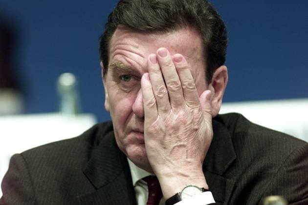 SPD Bundesparteitag MIN Gerhard Schröder - Bundeskanzler und Parteivorsitzender der SPD - Portrait - hat Probleme N±rnberg Deutschland *** SPD Federal Party MIN Gerhard Schröder Federal Chancellor and Party Chairman of the SPD Portrait has problems Nuremberg Germany