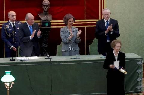 King Juan Carlos I of Spain (L) and Queen Sofia (C) chair the awarding of the Echegaray Medal 2016 to researcher Margarita Salas (R), at the Royal Academy of Exact, Physical and Natural Sciences in Madrid, Spain, 21 November 2017. Juan Carlos and Sofia chair the awarding or the Echegaray Medal 2016 !ACHTUNG: NUR REDAKTIONELLE NUTZUNG!  Copyright: xJuanJoxMartínx GRA003 20171121-636468929456678127