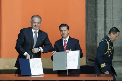MEX04. CIUDAD DE MÉXICO (MÉXICO), 21 11 2017.- El presidente de México, Enrique Pena Nieto (d), y su homólogo de Eslovaquia, Andrej Kiska (i), mantienen un encuentro hoy, martes 21 de noviembre de 2017, en el Palacio Nacional en Ciudad de México (México). Kiska inició hoy una visita de Estado a México para reforzar la relación entre los dos países y buscar oportunidades que beneficien al comercio y las inversiones bilaterales, informó hoy la Secretaría de Relaciones Exteriores (SRE). El presidente de Eslovaquia inicia visita a México para reforzar comercio !ACHTUNG: NUR REDAKTIONELLE NUTZUNG!  Copyright: xJoséxMéndezx MEX04 20171121-636469033801834127