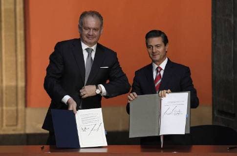 November 21, 2017 - Ciudad Mexico, Mexico, MEXICO - Mexican President Enrique Pena Nieto, right, and Slovakia President Andrej Kiska sign a bilateral economic and science and technology agreement at the National Palace in Mexico City, Tuesday, November 21, 2017. Ciudad Mexico MEXICO - ZUMAp124 20171121_zaa_p124_002 Copyright: xAntonioxNavax