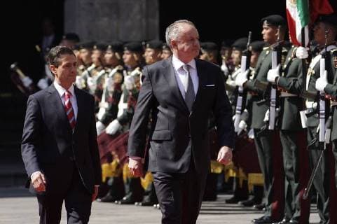 November 21, 2017 - Mexico City, MEXICO, MEXICO - Slovakia s President Andrej Kiska, right, walks past the honor guard with Mexican President Enrique Pena Nieto during his welcoming ceremony at the National Palace in Mexico City, Tuesday, November 21, 2017. ANTONIO NAVA PI Mexico City MEXICO - ZUMAp124 20171121_zaa_p124_005 Copyright: xAntonioxNava Pix