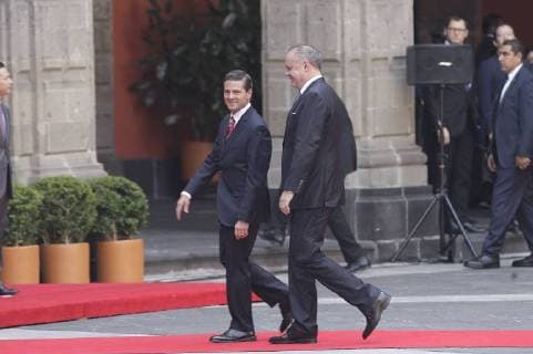 November 21, 2017 - Mexico City, MEXICO, MEXICO - Mexican President Enrique Pena Nieto, left, welcomes Slovakia President Andrej Kiska at the National Palace in Mexico City, Tuesday, November 21, 2017. ANTONIO NAVA PI Mexico City MEXICO - ZUMAp124 20171121_zaa_p124_009 Copyright: xAntonioxNava Pix